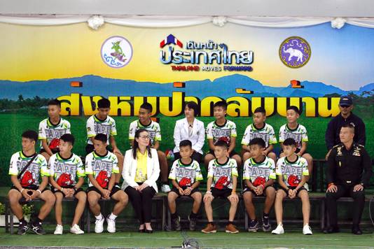 De twaalf Thaise tieners, hun coach en drie duikers die hen hebben bevrijd uit de onder water gelopen grot in Chang Rai zijn er klaar voor.