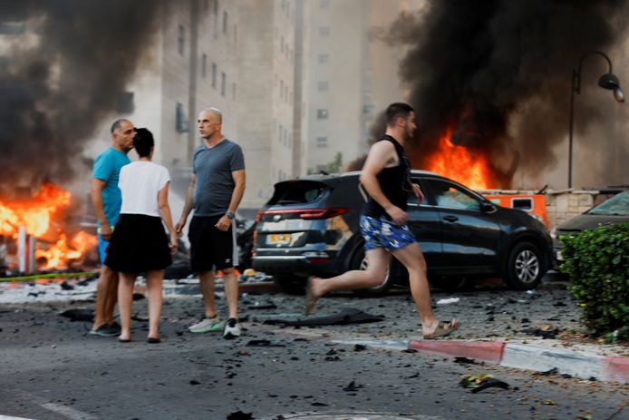 In de stad Ashkelon werd onder meer een parking geraakt door een raket, waardoor auto's in brand vlogen.