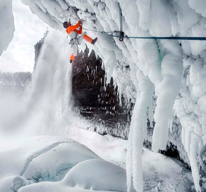 De Zwitserse extremebergbeklimmer Dani Arnold beklimt de Helmcken-waterval in het Canadese British Columbia. De Helmcken Falls, 500 kilometer ten noordoosten van Vancouver, is 141 meter lang en is de vierde hoogste waterval in Canada. In de winter is de waterval een paradijs voor gepassioneerde ijsklimmers, omdat die dan grotendeels bevroren is en zich enorme muren en grotten van ijs hebben gevormd. Foto Thomas Senf
