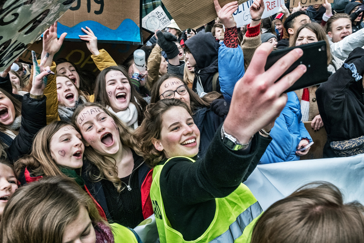 Anuna De Wever tijdens een van de vele klimaatprotesten in Brussel, waarbij jongeren spijbelden om aandacht te vragen voor de opwarming van de aarde.  Beeld Tim Dirven