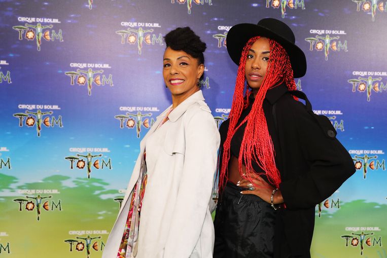 'Sterke, onafhankelijke vrouwen worden nog altijd niet gemakkelijk geaccepteerd door mannen.' K.ZIA met haar moeder Marie Daulne (Zap Mama). Beeld Kristof Ghyselinck
