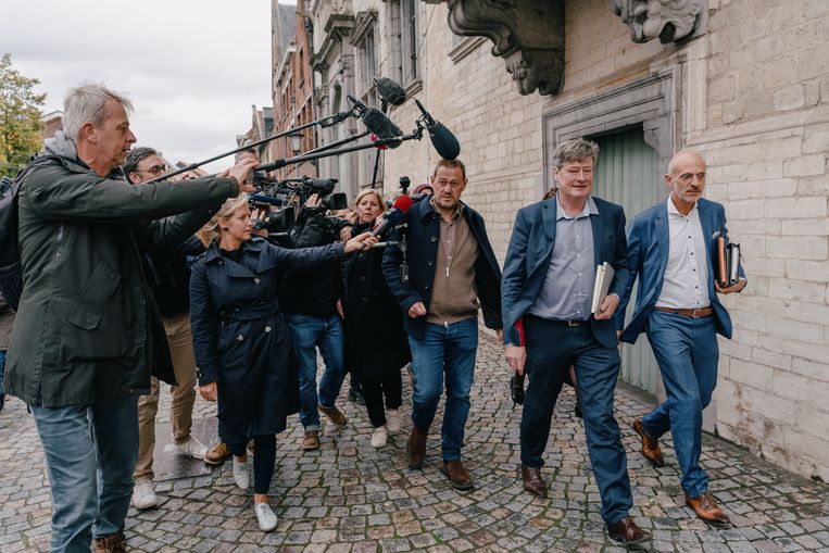 Bart De Pauw komt aan bij de rechtbank. Beeld Wouter Van Vooren