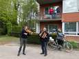 Muzikaal duo fleurt bewoners woonzorgcentrum en serviceflats op met balkonconcert