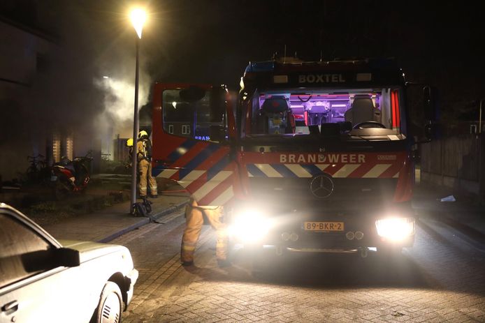 Brandweerlieden hadden het vuur aan de Dufourstraat in Boxtel binnen een uur onder controle en ventileerden daarna de woning.