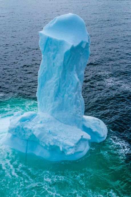 Un photographe tombe sur un iceberg à la forme particulière