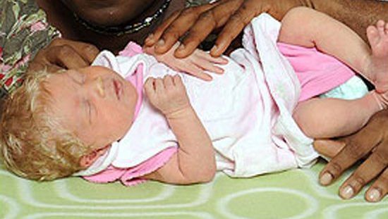 Deux Parents Noirs Un Bebe Blanc Insolite 7sur7 Be