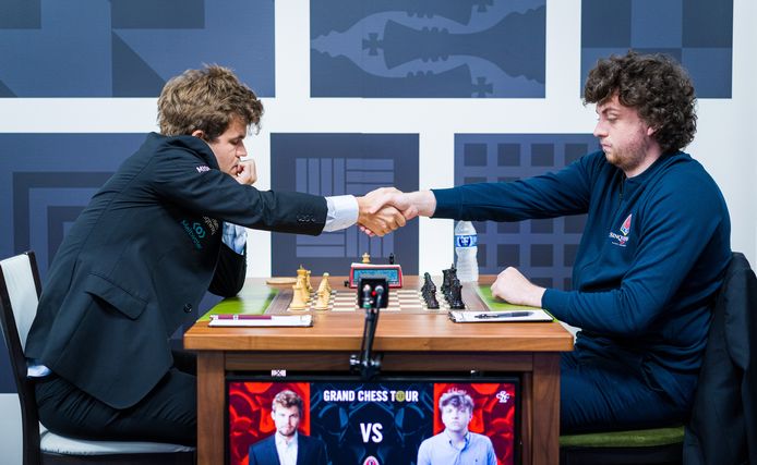 De begroeting tussen Magnus Carlsen en Hans Niemann ging er koeltjes aan toe.