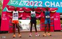 Amos Kipruto célèbre la victoire avec Leul Gebresilase, 2, et le Belge Bashir Abdi, 3e
