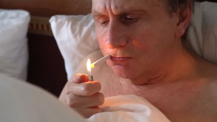 Michel Houellebecq in de trailer van ‘KIRAC 27’. Beeld Kirac