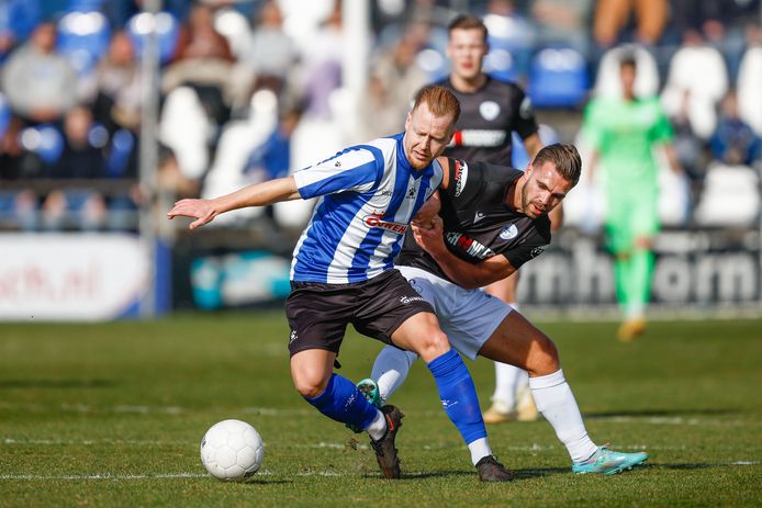 Jeffrey Ket namens Quick Boys in duel met voormalig TEC-speler Wimilio Vink.