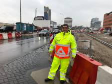 Werken in stromende regen vervelend? Deze buitenwerkers kunnen wel tegen een stootje