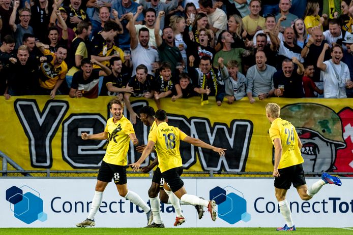 L'Audi Villanas festeggia 1-0 con i suoi compagni.