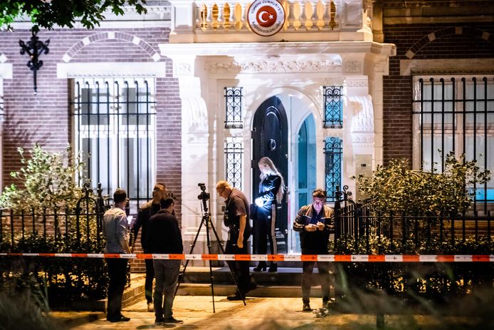 De politie deed gisteravond onderzoek voor het Turkse consulaat bij het Museumplein. Een man gooide een brandend projectiel naar het consulaat. De politie hield later een verdachte aan na het lossen van een waarschuwingsschot.