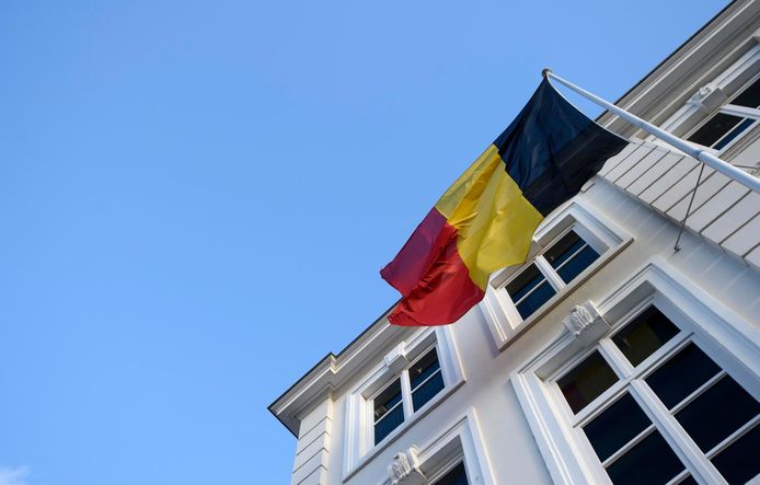 Le drapeau belge flotte devant le 16 rue de la Loi, à Bruxelles.