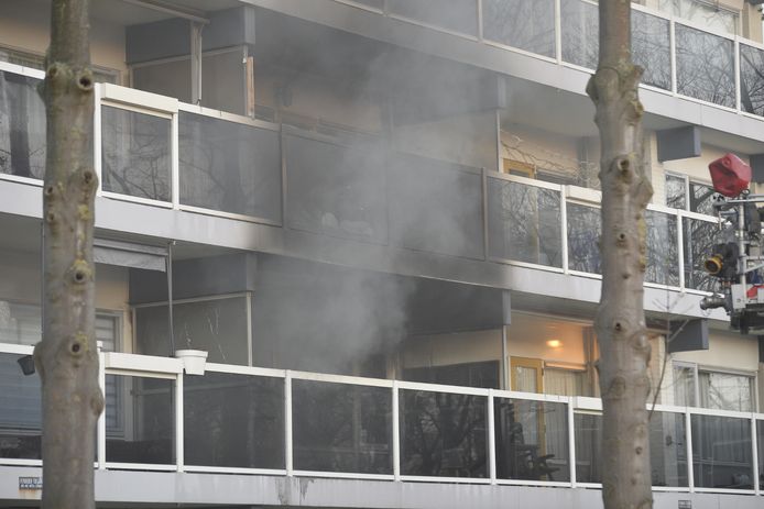 De brand in een flatgebouw aan de Roeselarestraat in Breda zorgt voor veel rook.