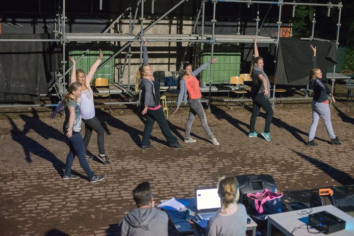 Repetitie van een jubileumvoorstelling van de spelersgroep van natuurtheater Hoessenbosch in Berghem.