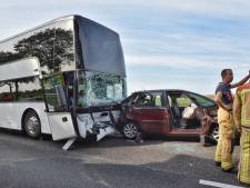 Ongeval met bus met tientallen kinderen op snelweg bij Oirschot, A58 Tilburg - Eindhoven na uren weer open