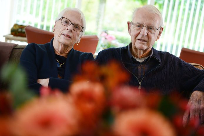 TT-2021-12363 - Oldenzaal -
Het echtpaar Wijnbergen-Bentum is 65 jaar geleden in het huwelijksbootje gestapt.