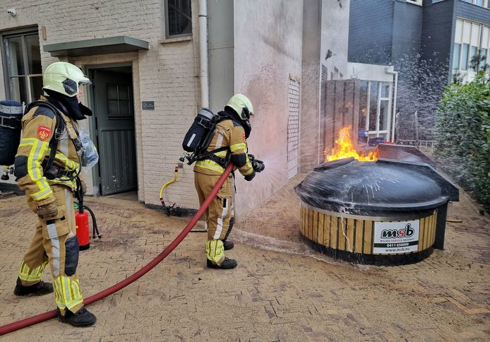 Ondergrondse papiercontainer in brand bij hotel in Oisterwijk.