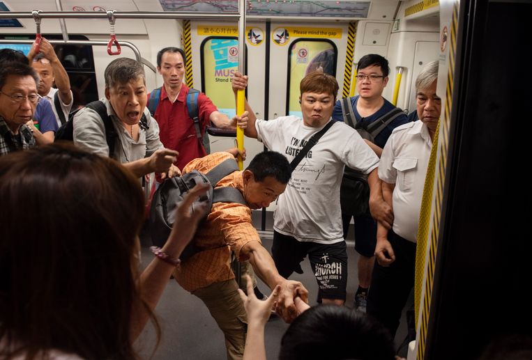 Betogers en forensen in de metro van Hongkong, China.  Beeld EPA