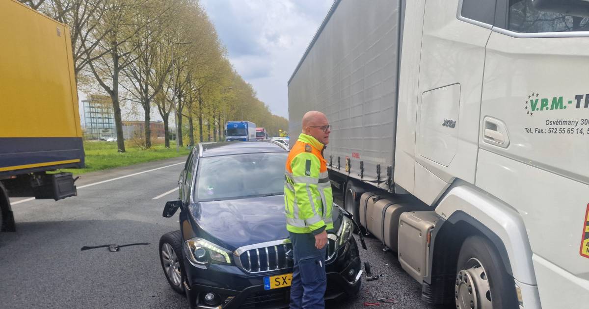 Ongeluk met vrachtwagen zorgt voor flinke file op A12.