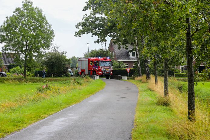 De brandweerwagens konden moeilijk de brug over: centimeterwerk.