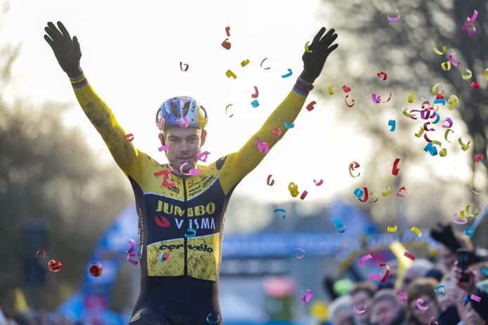 Wout van Aert komt juichend over de streep in Hamme.