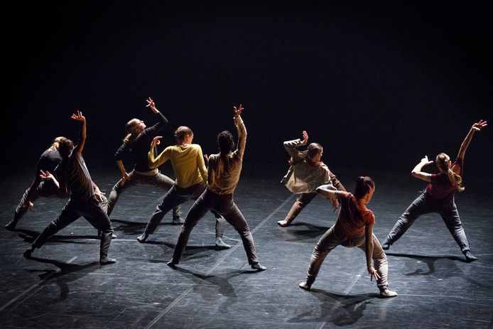 Holland Dance Festival in Tilburg. 'Wolf' door Aterballetto , een choreografie van Hofesh Schechter.