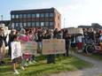 De organisaties ‘SWAN’ en ‘Hart boven Hard’ hebben voor aanvang van de gemeenteraad geprotesteerd tegen de beslissing van het gemeentebestuur van Denderleeuw om de samenwerking met de sociale opbouwwerkorganisatie Saamo stop te zetten.