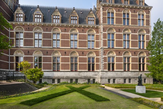 L'oeuvre Time after Time de Richard Long dans l'herbe d'un des jardins du Rijksmuseum