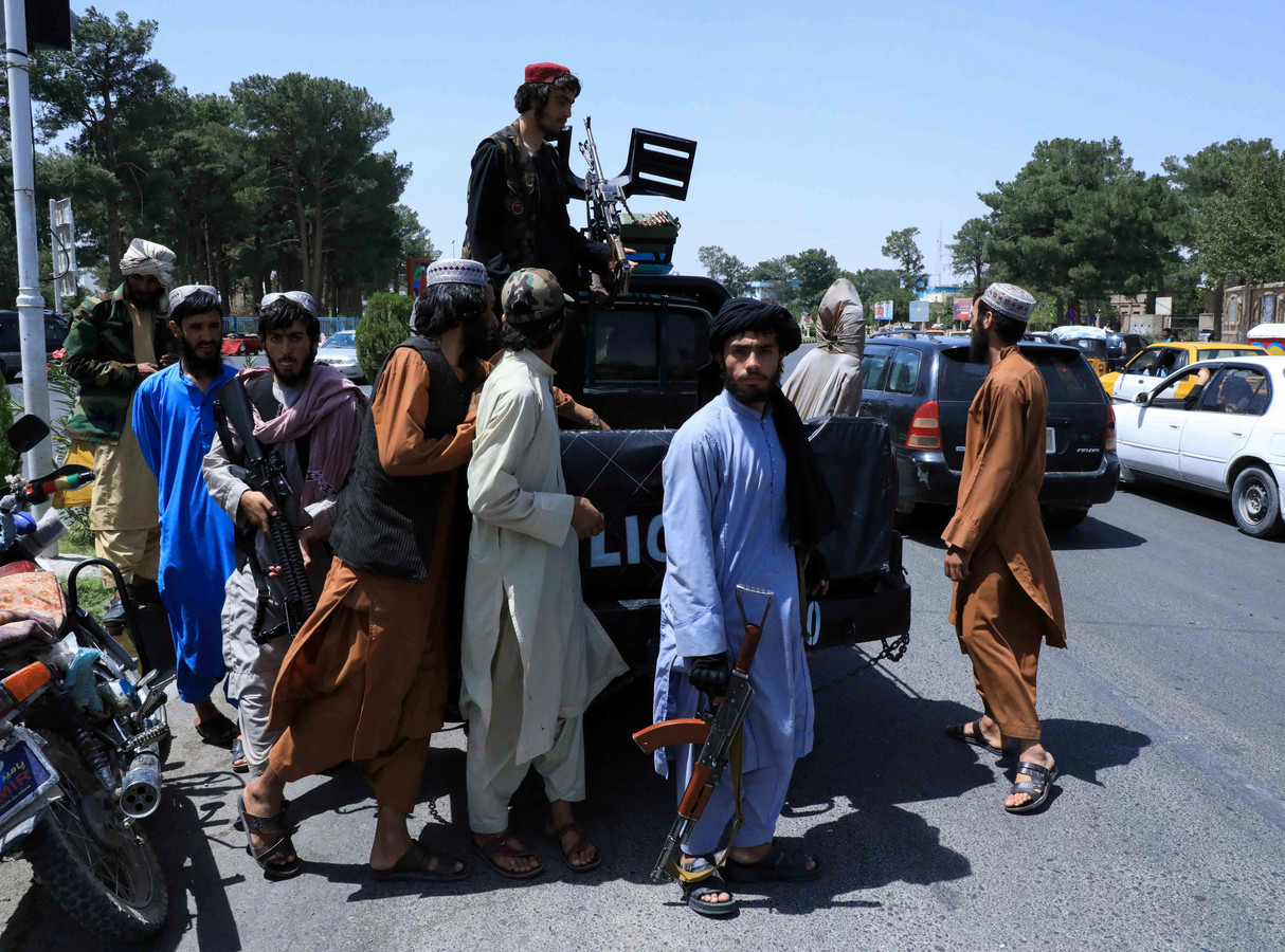 Taliban-strijders patrouilleren in de straten van Herat.