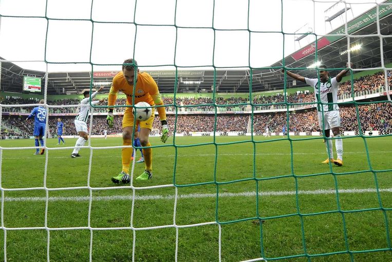 PSV-doelman Jeroen Zoet haalt de bal uit het net na de 1-1 van Groningen. Beeld anp