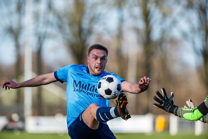 Berend Weiden zorgt er met twee doelpunten in Bergentheim voor dat Hardenberg'85 ook volgend seizoen in de derde klasse speelt.