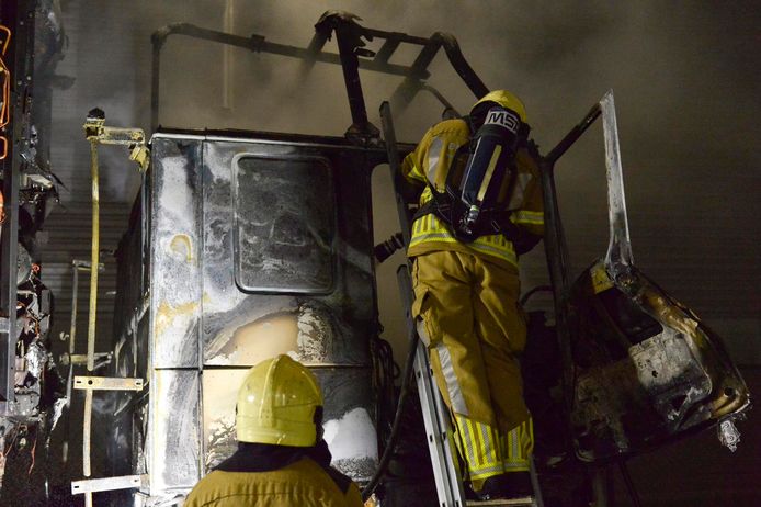 De cabines van de trucks brandden geheel uit.