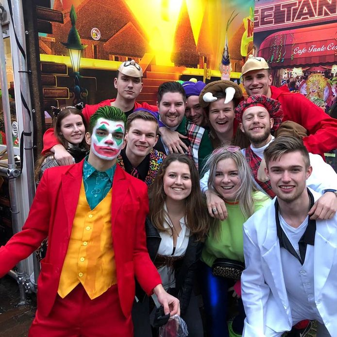 Wouter van Dam (links) heeft er zin: na twee carnavalsloze jaren gaat de Numansdorper dit jaar weer los in Kielegat.