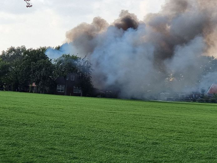 Er is veel rookontwikkeling bij een woningbrand in Haaksbergen.