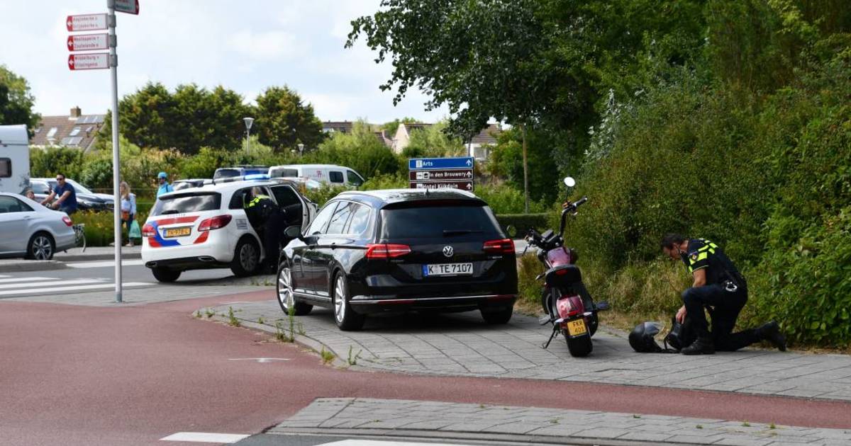 Scooterrijder lichtgewond door botsing in Domburg.