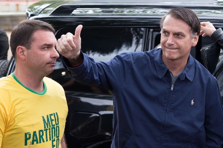 Jair Bolsonaro (rechts) met zijn zoon en kandidaat voor de Braziliaanse Senaat Flavio Bolsonaro. Beeld AFP