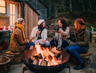 Tips van professionals om gezellig én veilig kerst te vieren rond een vuurschaal: “Gooi dennenappels in het vuur en maak chili”