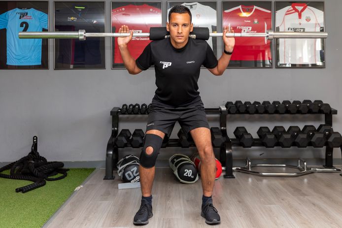 GJS-voetballer Sereno Latuhihin (25) is werkzaam bij Fysio PP. Hij zal nu vooral zelf oefeningen moeten doen tijdens zijn revalidatie van een zware kruisbandblessure.