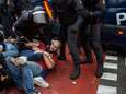 Rubberen kogels, bloed en wenende kinderen: Spanje in shock na politiegeweld tijdens Catalaans referendum 