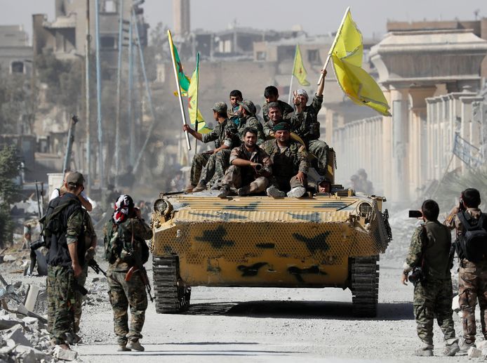 Strijders van de Syrische Democratische Strijdkrachten vieren de herovering op Raqqa.
