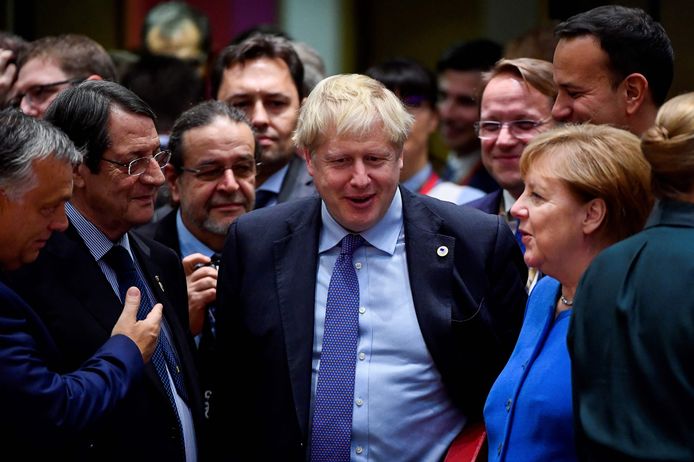 Johnson werd op de Europese top hartelijk begroet door de andere Europese regeringsleiders, waaronder Duits bondskanselier Angela Merkel.