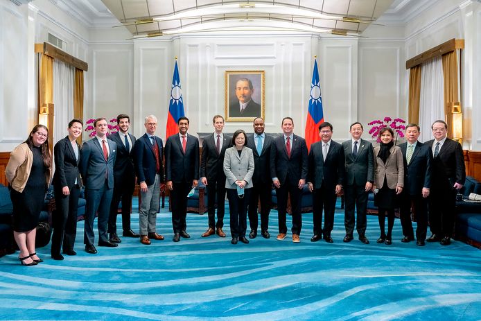 La présidente taïwanaise Tsai Ing-wen (au centre) avec la délégation américaine dirigée par le parlementaire Ro Khanna (6e à partir de la gauche, Taipei, 21 février)