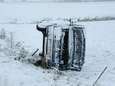 Hinder en ongevallen door sneeuwval: dodelijk accident in Ieper, truck in schaar op E17, vertraging mogelijk op Zaventem