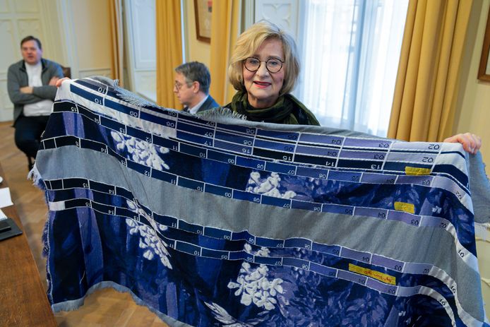 Margriet Luyten met haar ontwerp van de nieuwe mantel voor Maria.