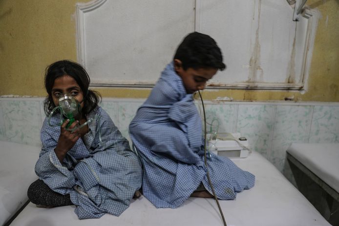 Kinderen in het Syrische Oost-Ghouta worden behandeld na een gasaanval op hun dorp. Naar verluidt zijn er meer dan achttien mensen door giftig gas getroffen en is één kind gedood tijdens de aanval. Foto Mohammed Badra