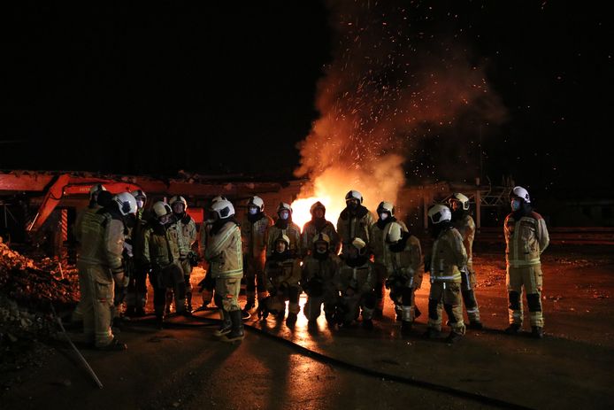 De collega's vormden onder meer een erehaag en lieten hem nog een laatste brandje blussen.