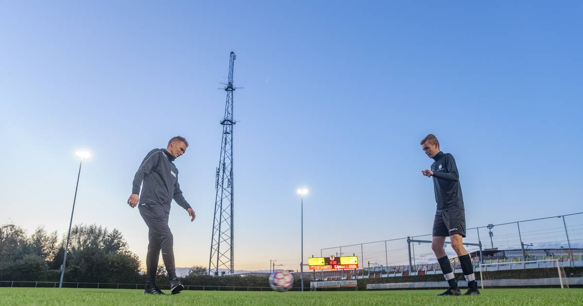 UVV'40 kijkt toe hoe spelers HBSS onderling ruzie maken, Rijndorp ...