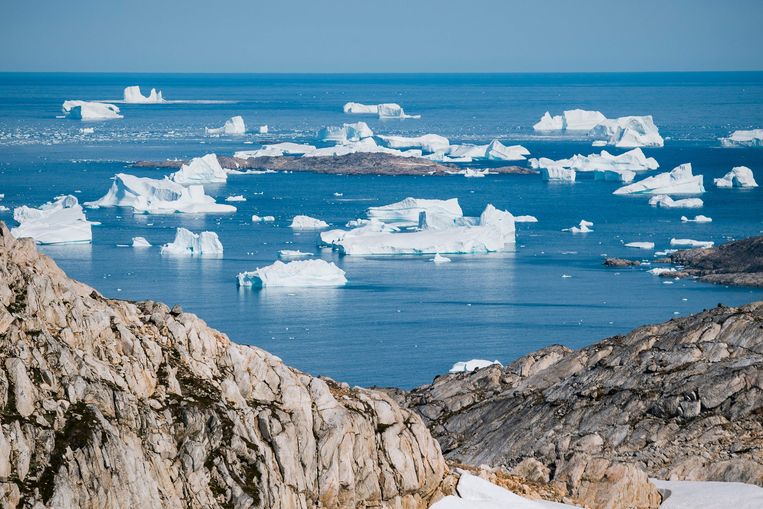 Afgebrokkelde ijsbergen voor de kust van Groenland.  Beeld AFP